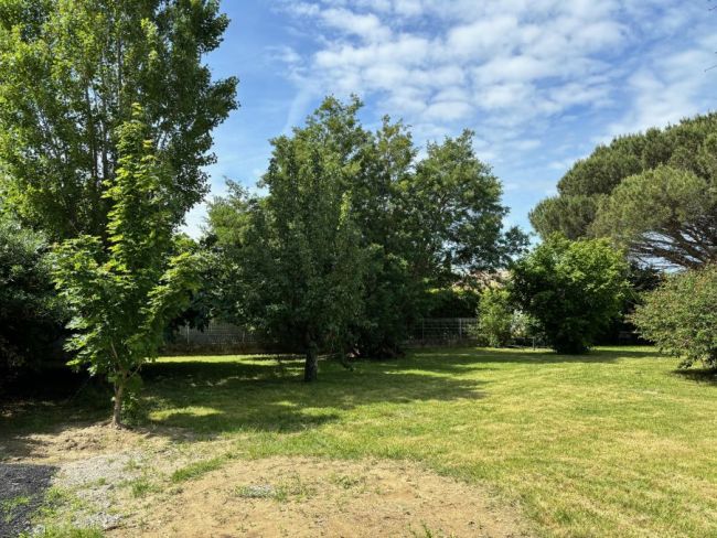 Rare terrain ROQUES 700m²