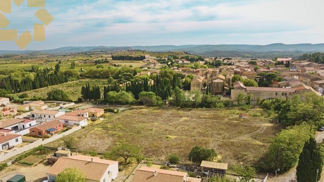 A 20mn de Narbonne terrain 550m² constructible au centre du village sur la commune de Thézan-Des-Corbières