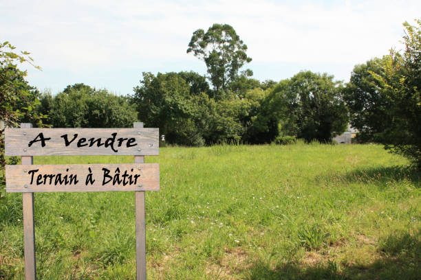 Terrain de 1300 m² à bâtir à Lescout, proche commodités, écoles et transports